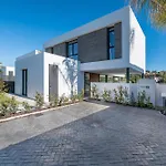 Villa Vacation Marbella I Chic, Cutting-edge Amenities, Private Heated Infinity Pool, Golf Front Location, Cinema *