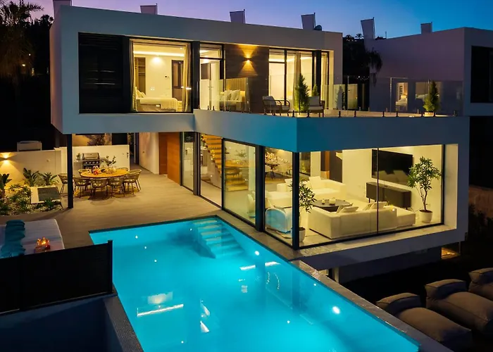 Villa Vacation Marbella I Chic, Cutting-edge Amenities, Private Heated Infinity Pool, Golf Front Location, Cinema