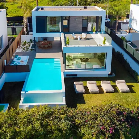 Willa Vacation Marbella I Chic, Cutting-edge Amenities, Private Heated Infinity Pool, Golf Front Location, Cinema *