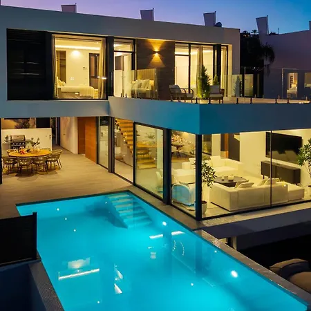 Willa Vacation Marbella I Chic, Cutting-edge Amenities, Private Heated Infinity Pool, Golf Front Location, Cinema