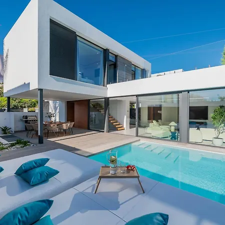 Willa Vacation Marbella I Chic, Cutting-edge Amenities, Private Heated Infinity Pool, Golf Front Location, Cinema