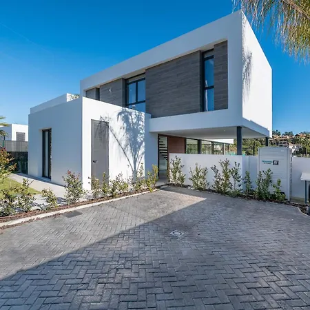 Willa Vacation Marbella I Chic, Cutting-edge Amenities, Private Heated Infinity Pool, Golf Front Location, Cinema *